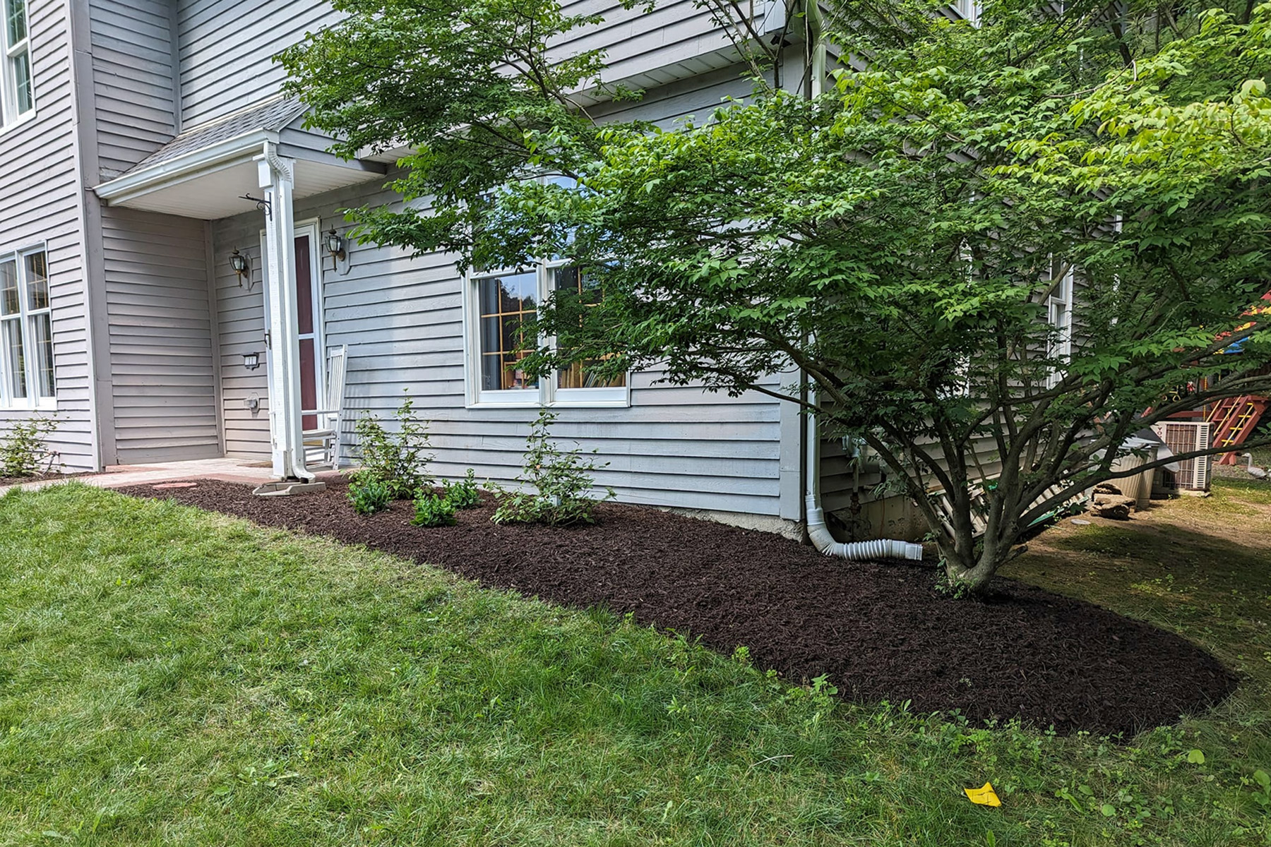 Thumbnail of after image of completed plant bed with mulch