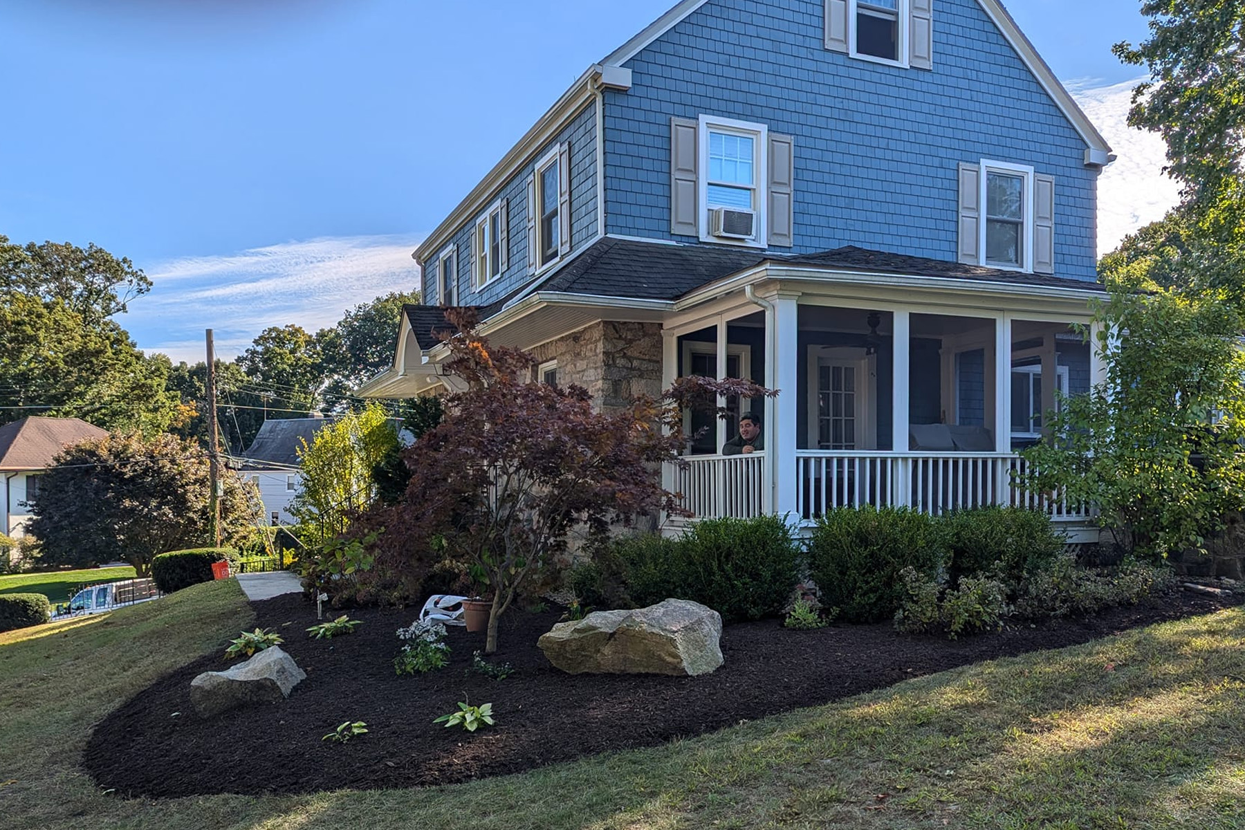 Thumbnail of completed plant bed, along the walkway, with mulch