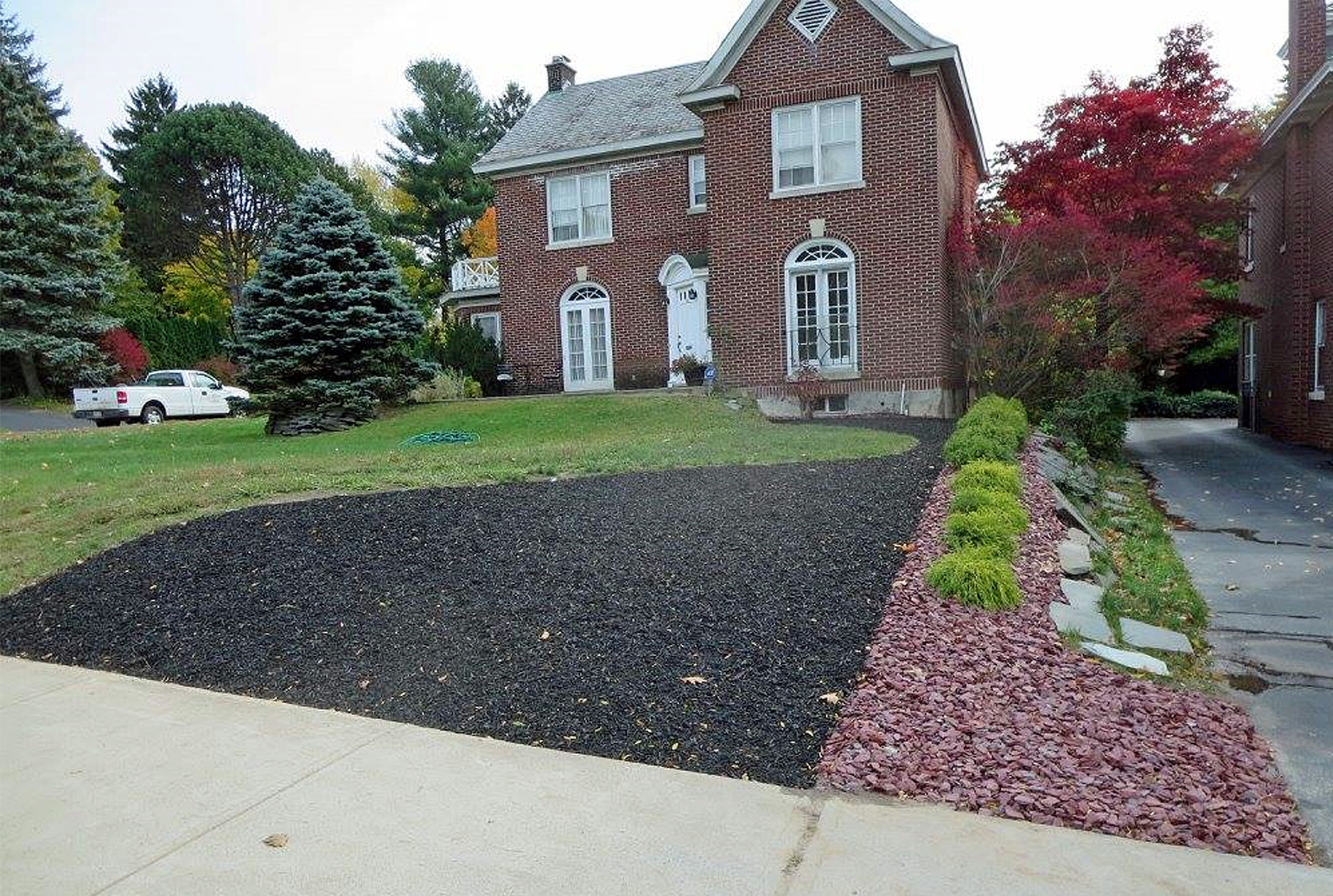 Thumbnail of newly mulched bed near driveway