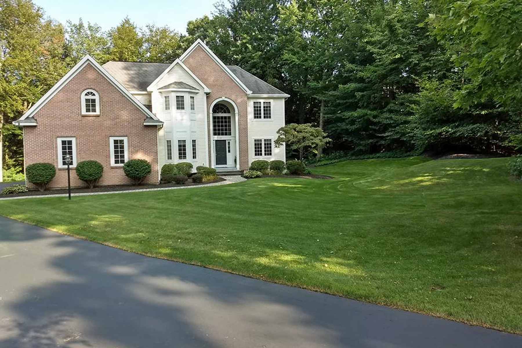 Thumbmnail image of a freshly mowed lawn, removed weeds, and fresh mulch
