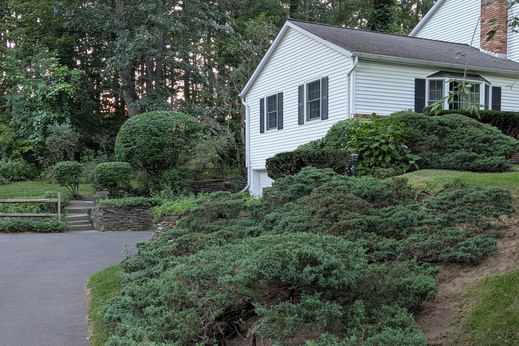 Thumbmnail image of a freshly mowed lawn with two weeded plantbeds and a house in the background