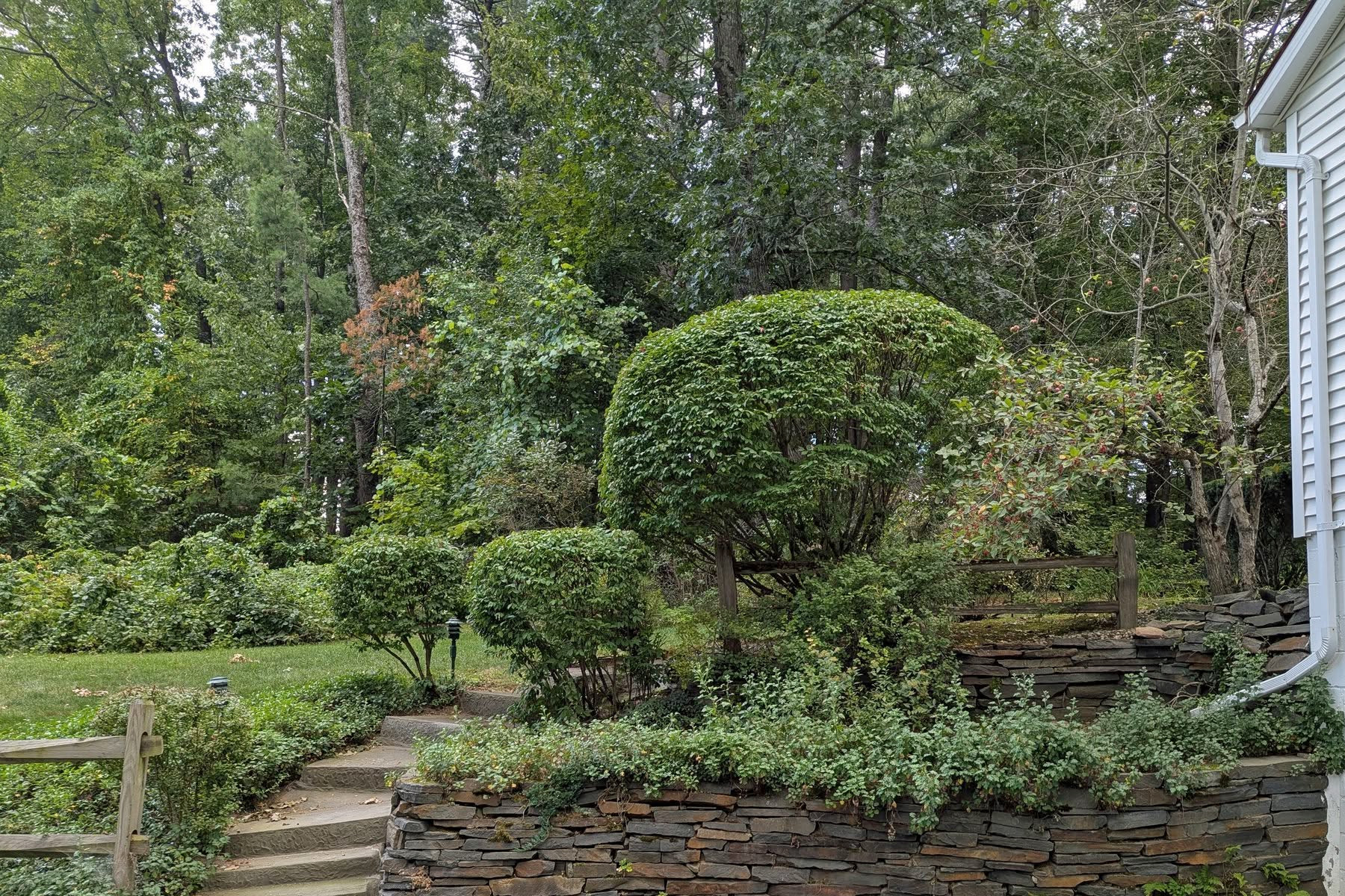Thumbmnail image of a freshly mowed lawn with work truck and trailer holding a lawn mower